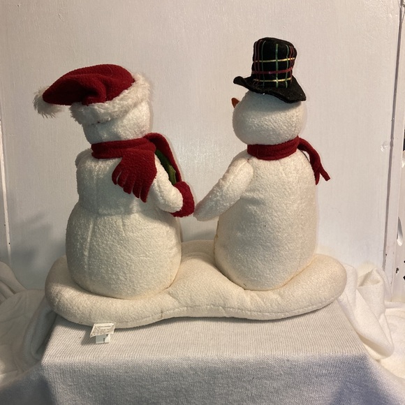 HALLMARK SNOW COUPLE MUSICAL CAROLERS - Picture 7 of 9